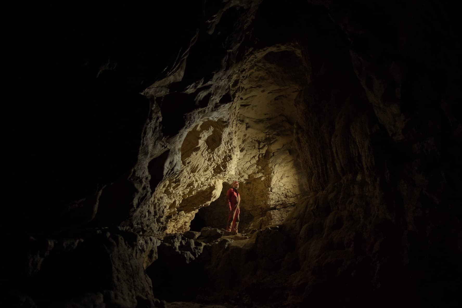 Zoltán Oláh - Galerie fosila in Pestera de la Stanul Cerbului - foto: Victor Ursu