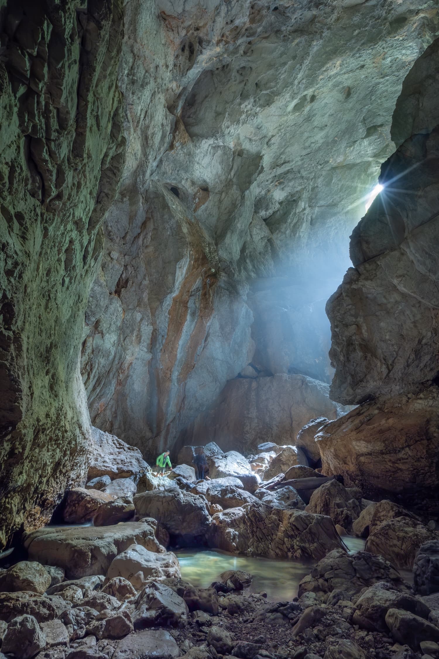 Fereastra in Pestera Cetatile Ponorului - Foto: Victor Ursu