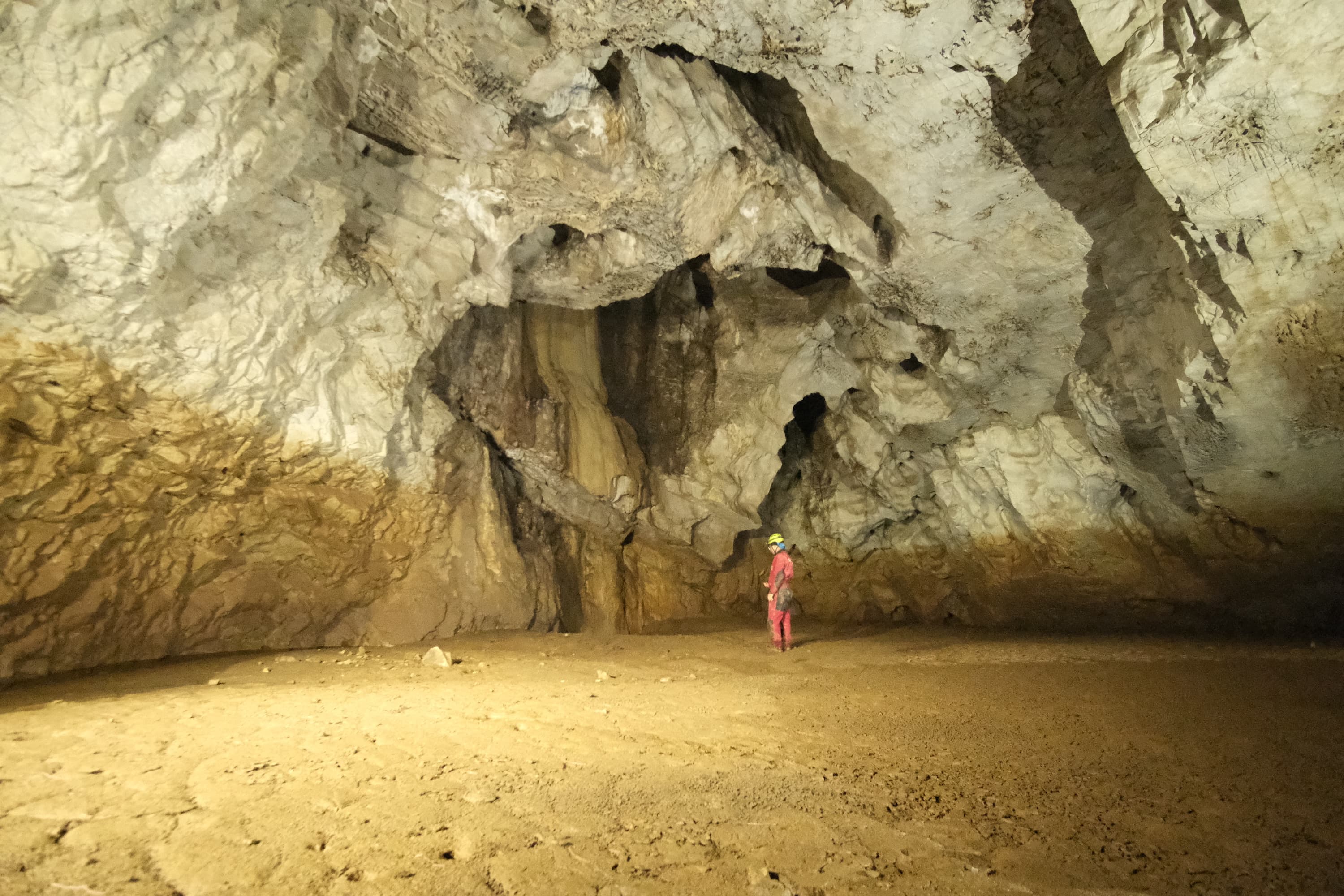 Dan Bulzan in Sala mare din Pestera de la Stanul Cerbului - foto: Victor Ursu